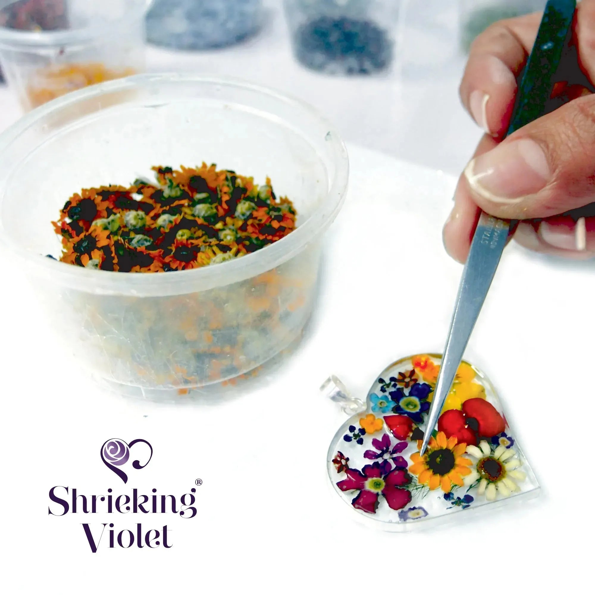 本物の花と養殖真珠のチャームが付いたスターリングシルバーのハートチャームペンダント