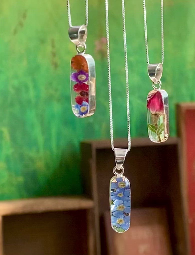 Bloemenketting van Shrieking Violet® Leela ovale bloemenhanger.